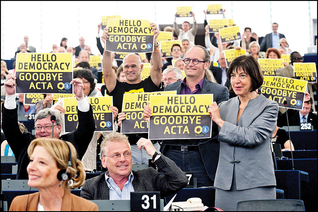 ACTA 부결 후 환호하는 유럽의회 의원들의 모습을 찍은 사진